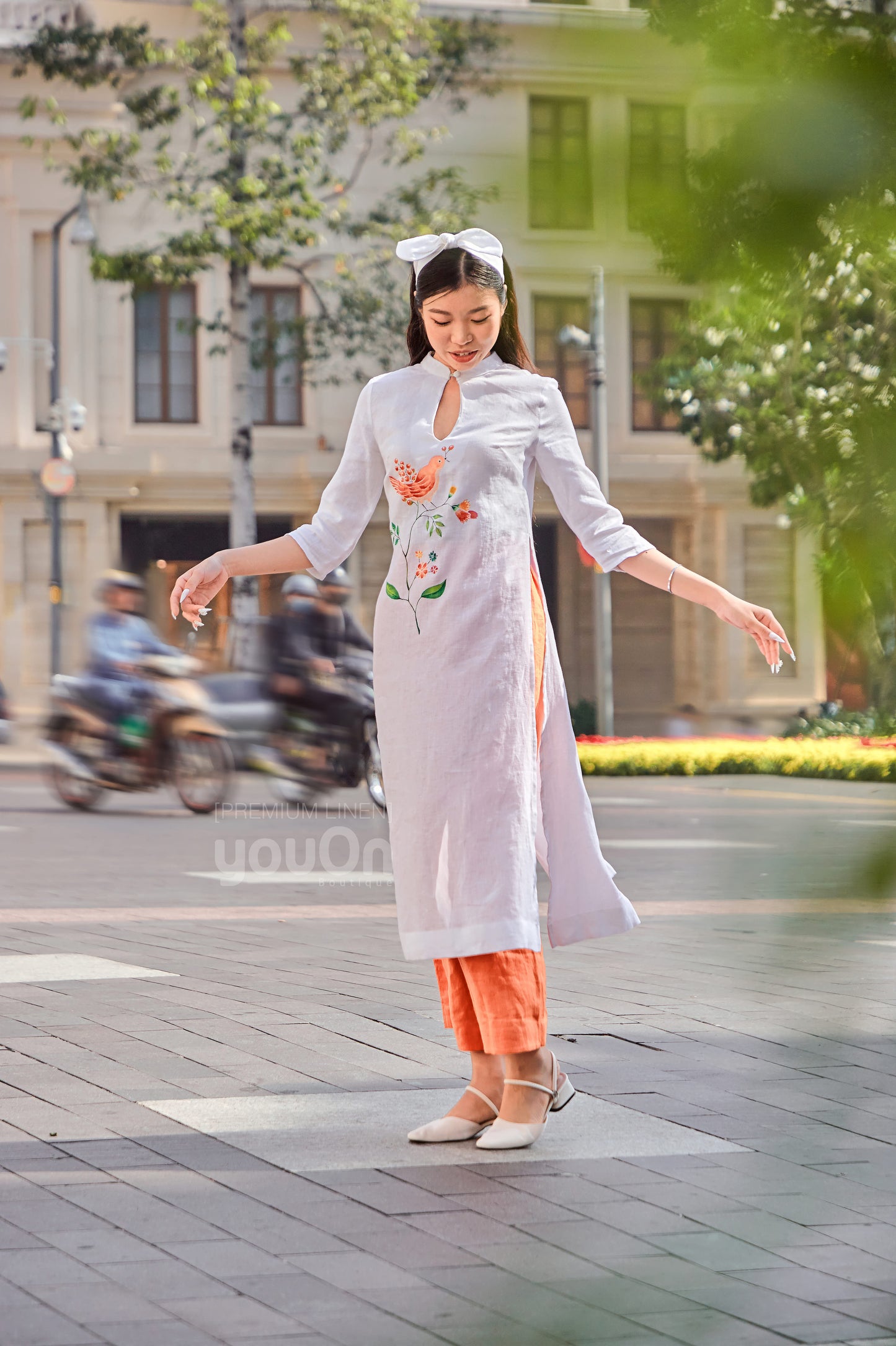 Desire Traditional Vietnamese Dress - Áo Dài Desire Trắng Có Vẽ