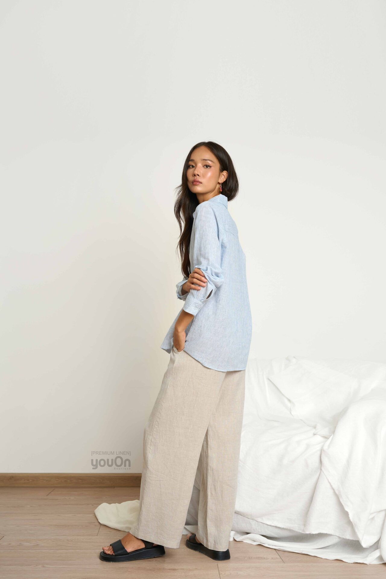 Áo sơ mi Fancy sọc trắng xanh , quần Enjoy muối tiêu (3)